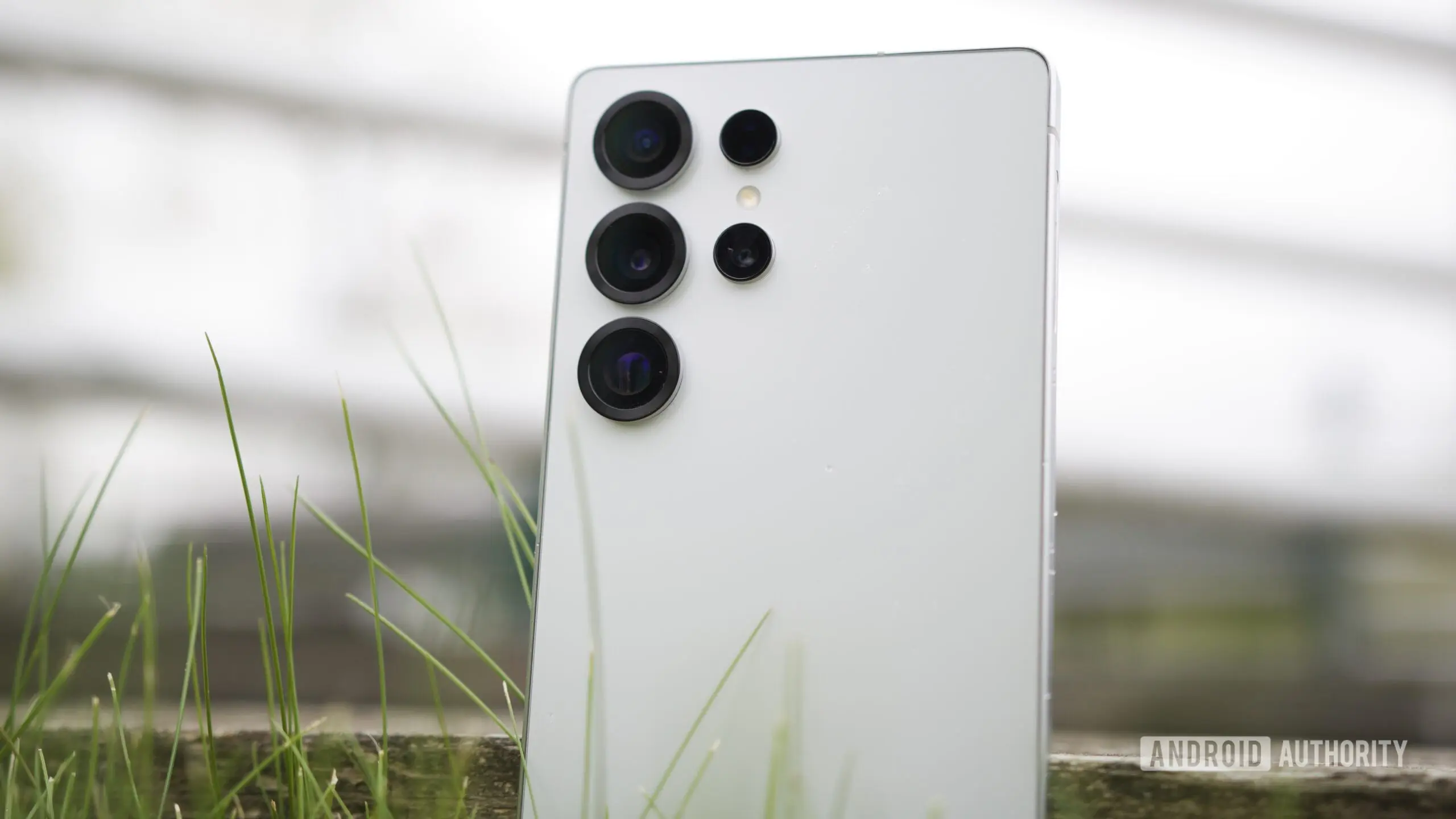 One UI 8.5 breaks dark mode on Samsung phones, but there's a workaround